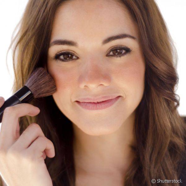 Exagerar no blush ? muito comum ao fazer a maquiagem com pressa (Foto: Shutterstock)